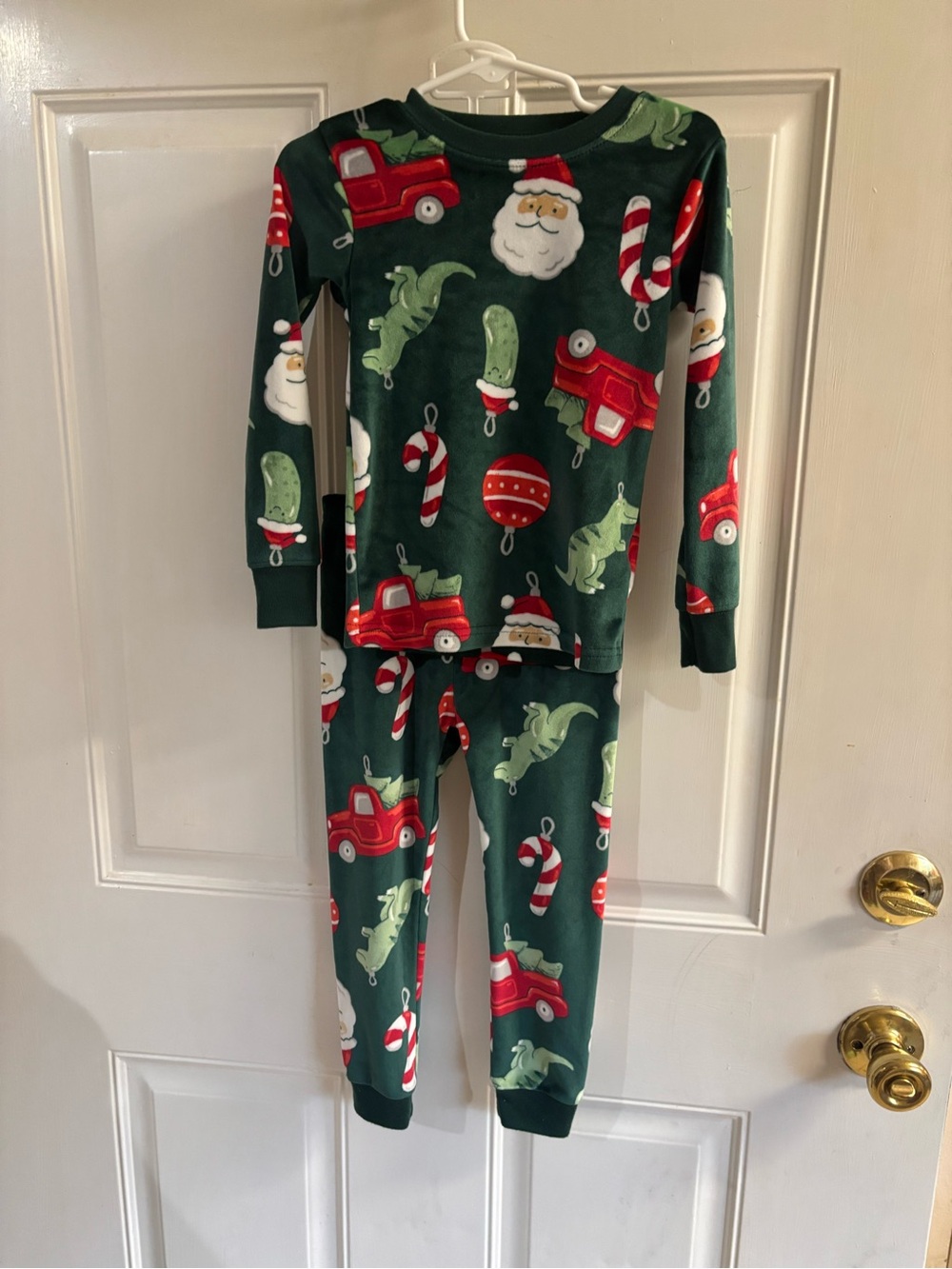 3T Carter's green velvet long sleeve/ pants Dino Christmas pajama set. In EUC!
